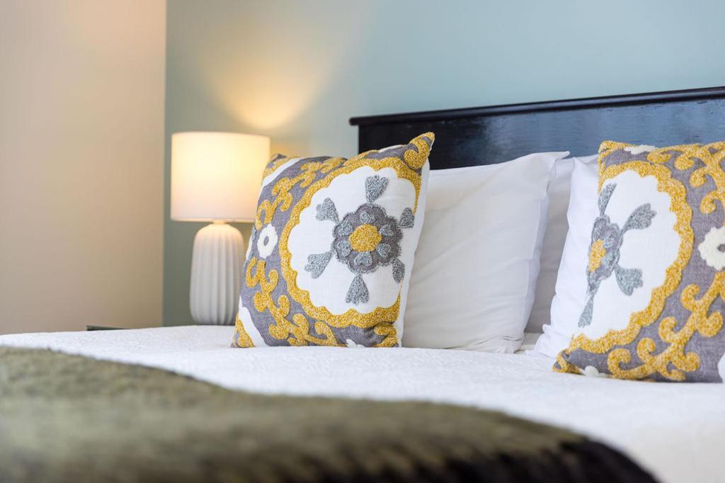 Palazzo Motor Lodge Nelson Exterior foto A bed with decorative pillows