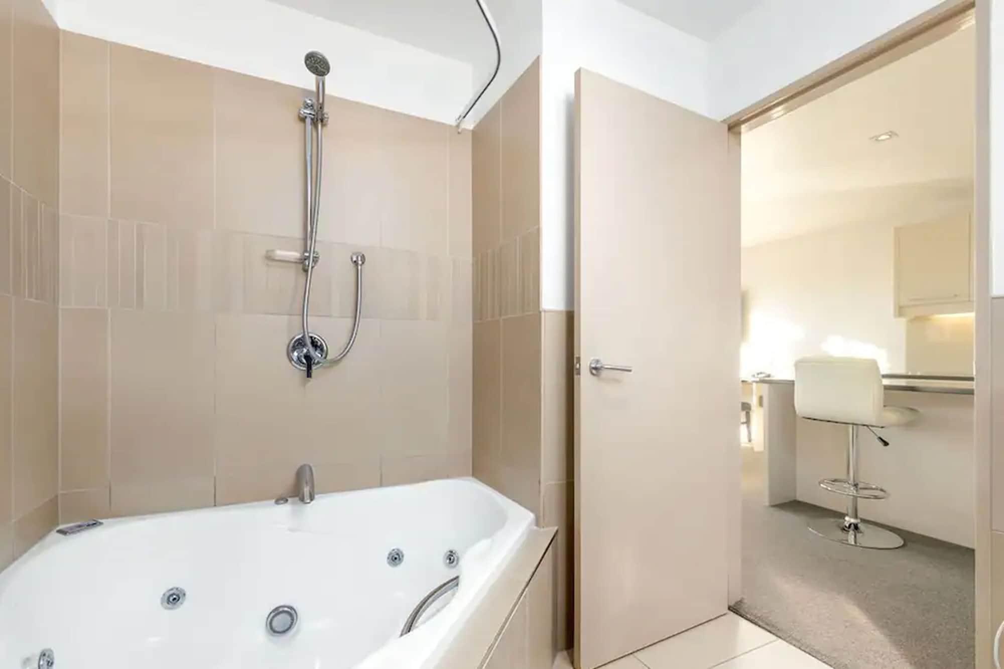 Palazzo Motor Lodge Nelson Exterior foto A shower over a bathtub