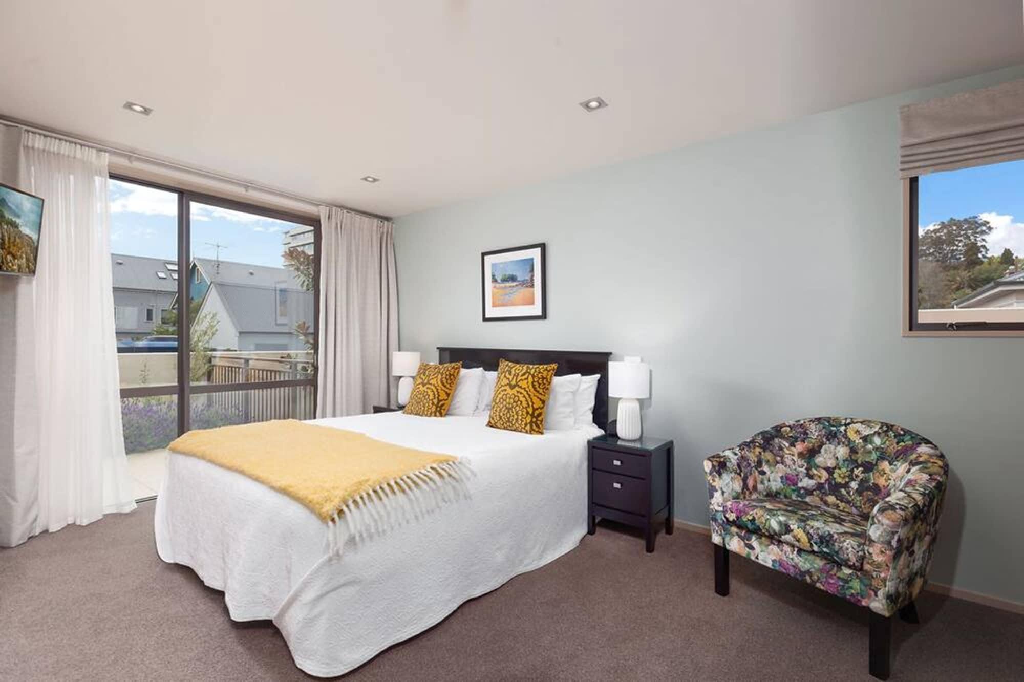 Palazzo Motor Lodge Nelson Exterior foto A staged bedroom