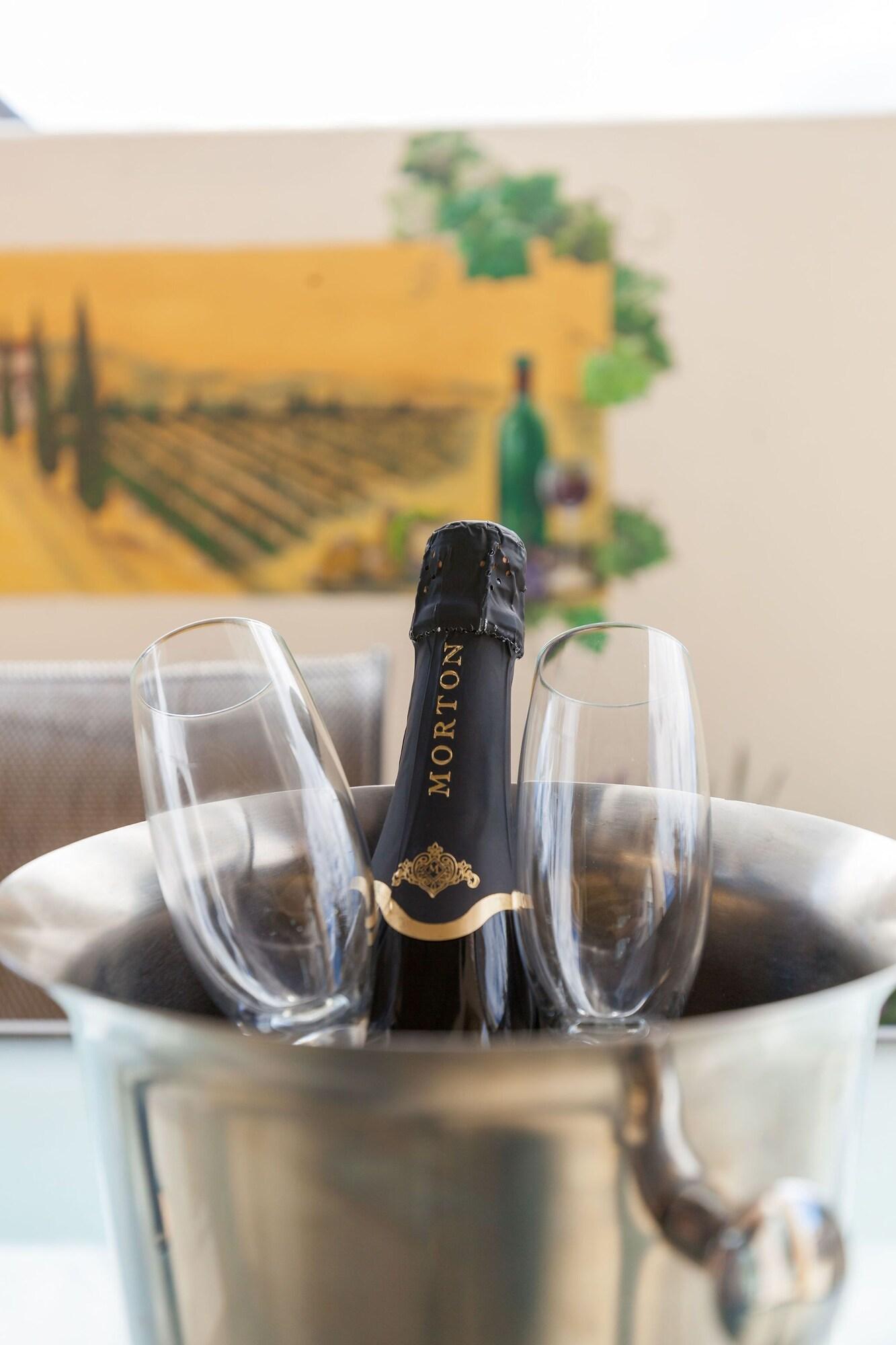 Palazzo Motor Lodge Nelson Exterior foto A bottle of English sparkling wine