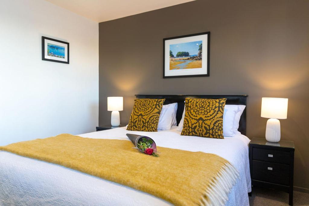 Palazzo Motor Lodge Nelson Exterior foto A bedroom at the hotel