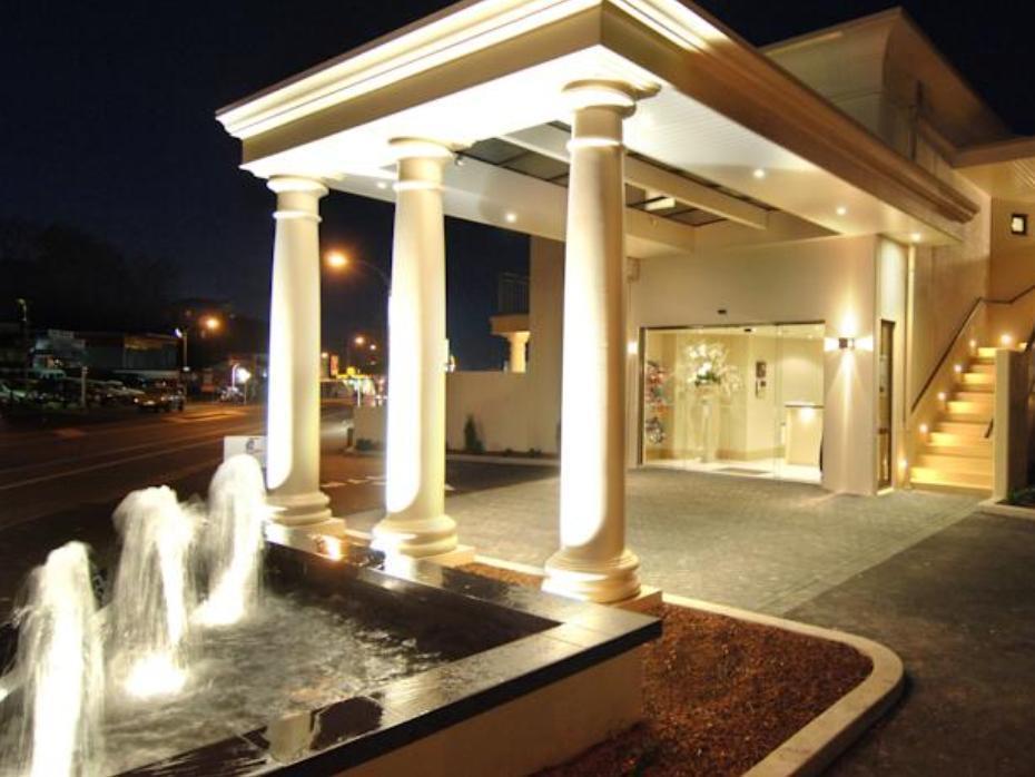 Palazzo Motor Lodge Nelson Exterior foto Fountain at the entrance of the hotel