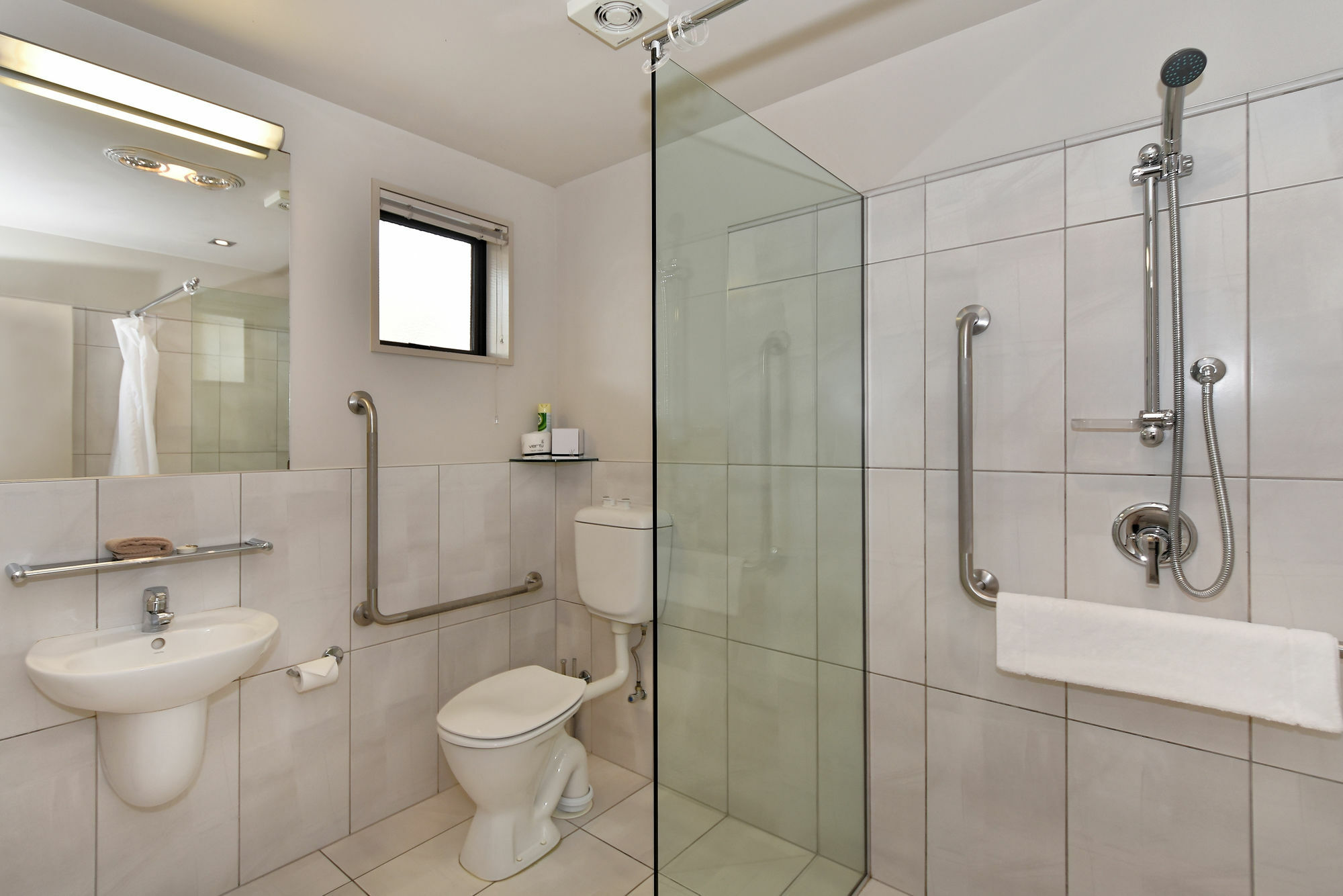 Palazzo Motor Lodge Nelson Exterior foto A modern bathroom with a shower cubicle