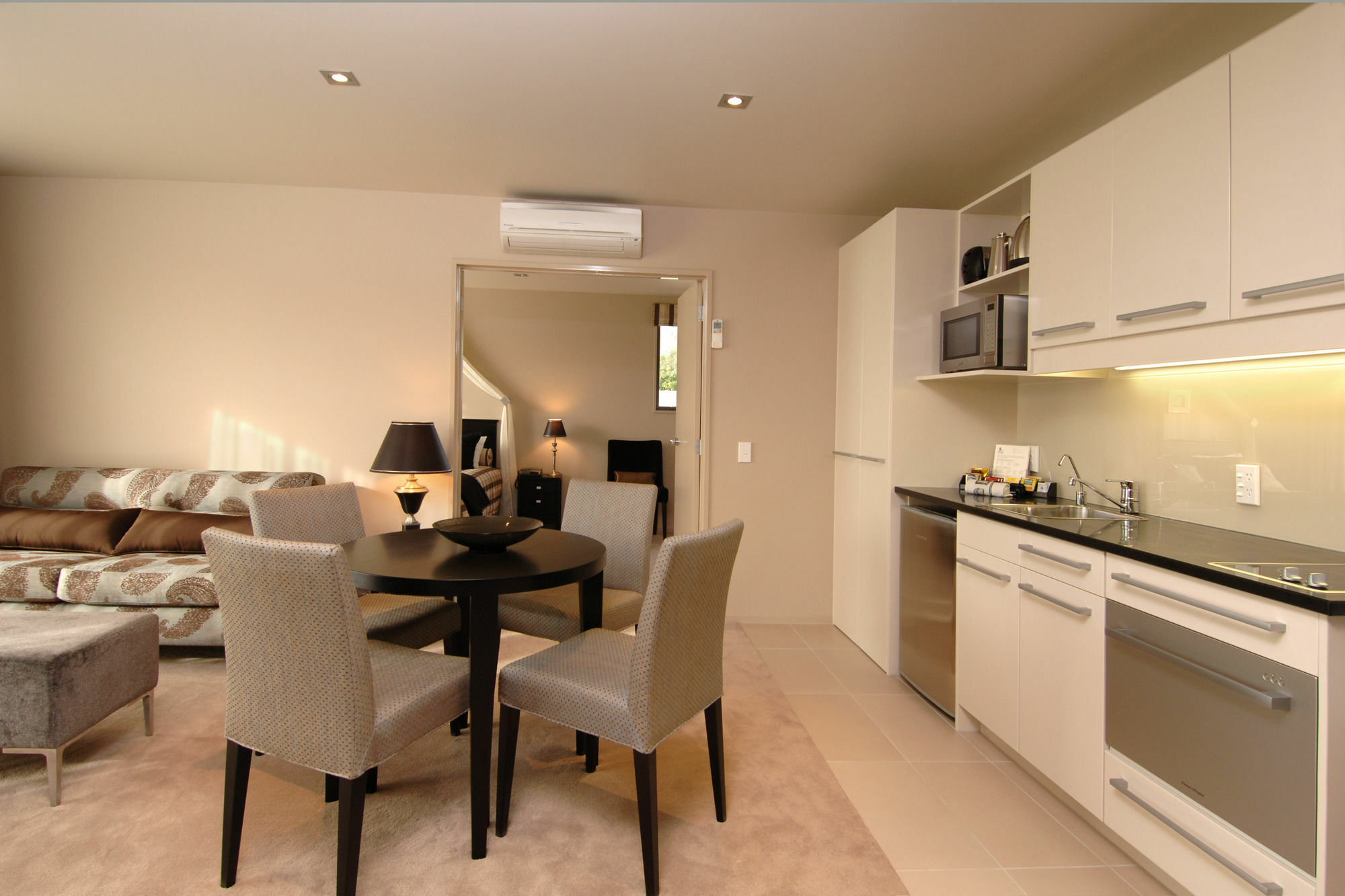 Palazzo Motor Lodge Nelson Exterior foto A staged photo of a kitchen and dining room